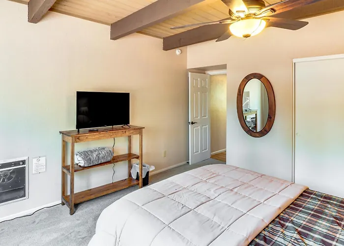 Pinetop Golf & W/ Spacious Patio Holiday home